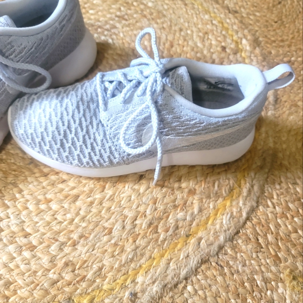 Nike Gray and White Knit Sneakers - Picture 2 of 6
